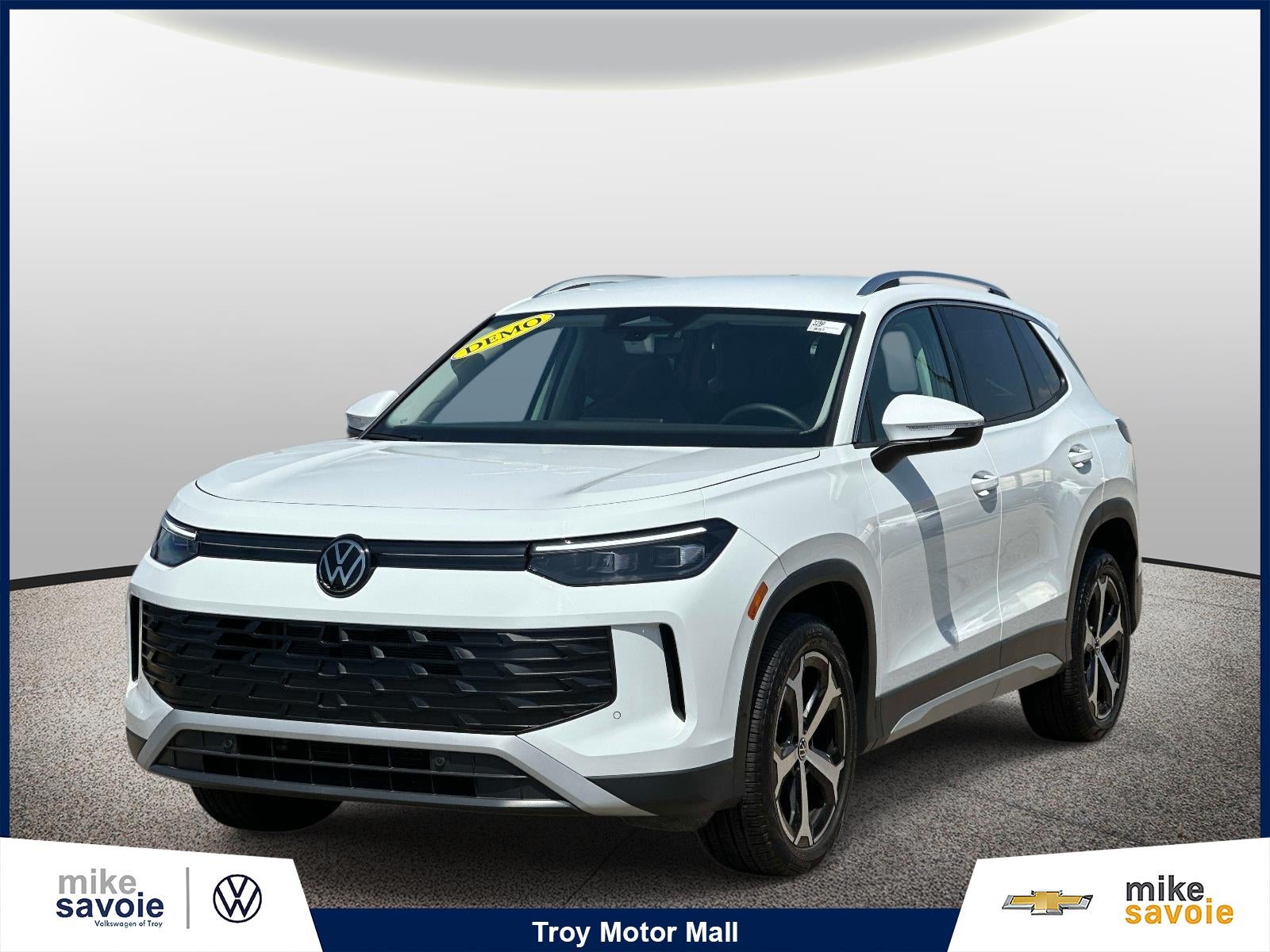 2025 Volkswagen Tiguan 2.0T SE 4MOTION in Pure White — front three-quarter view